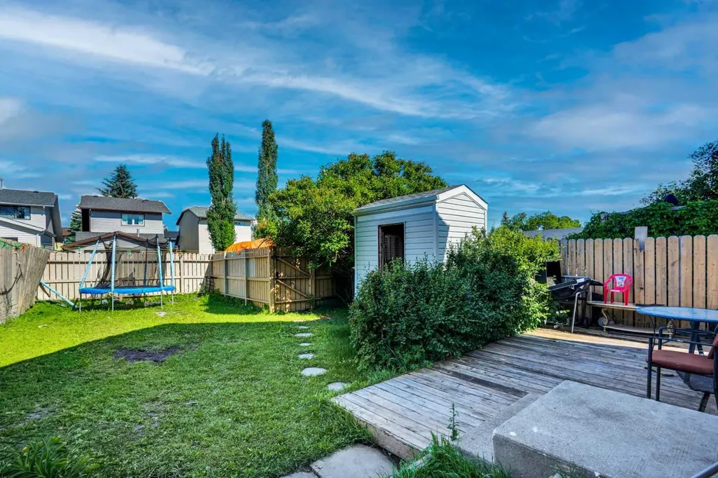 95 Castlegreen Close NE Calgary AB T3J 1Y6