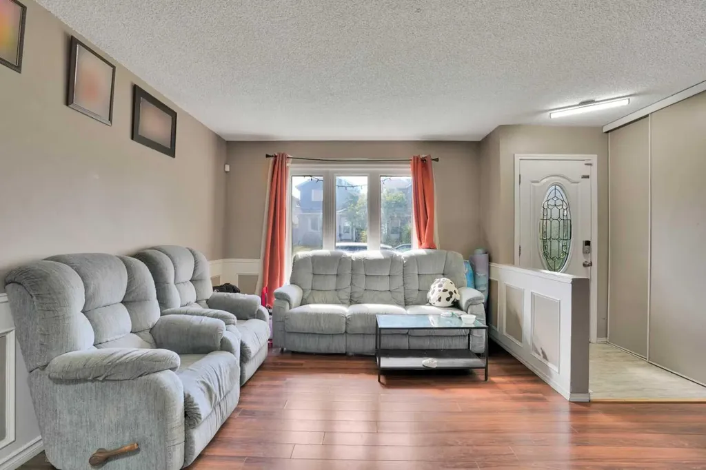 95 Castlegreen Close NE Calgary AB T3J 1Y6