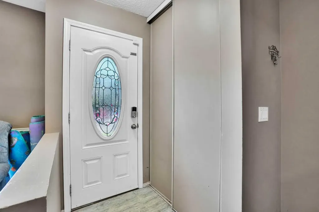95 Castlegreen Close NE Calgary AB T3J 1Y6