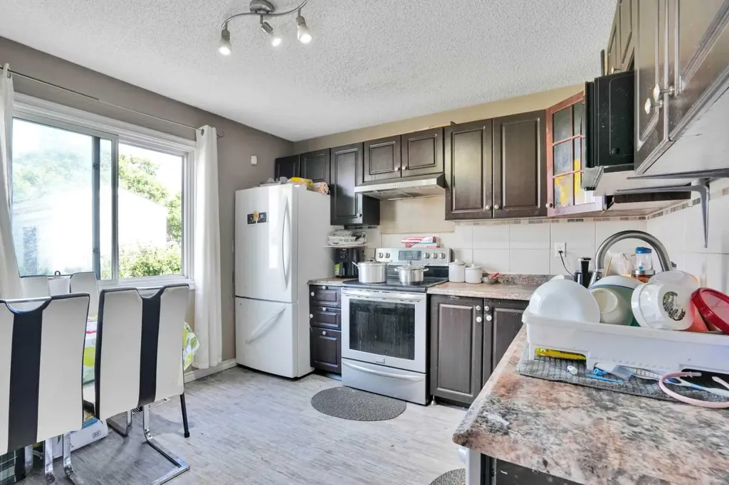 95 Castlegreen Close NE Calgary AB T3J 1Y6