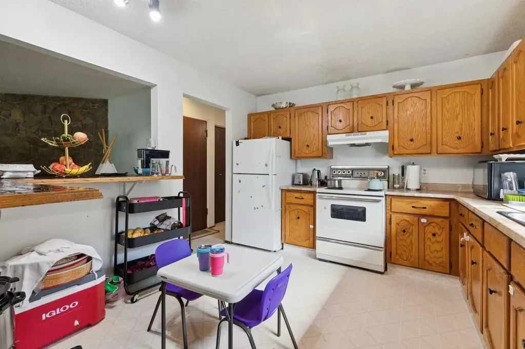612 13 Avenue NE Calgary AB T2E 1C6