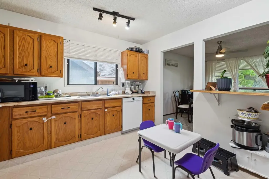 612 13 Avenue NE Calgary AB T2E 1C6