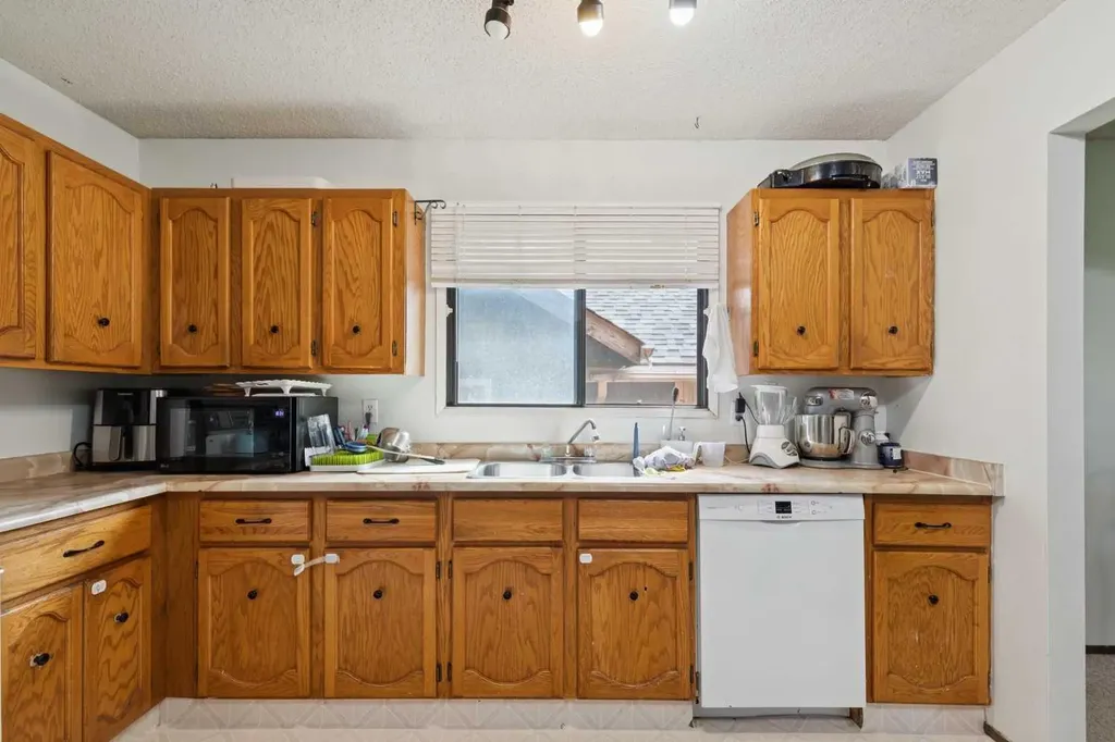 612 13 Avenue NE Calgary AB T2E 1C6