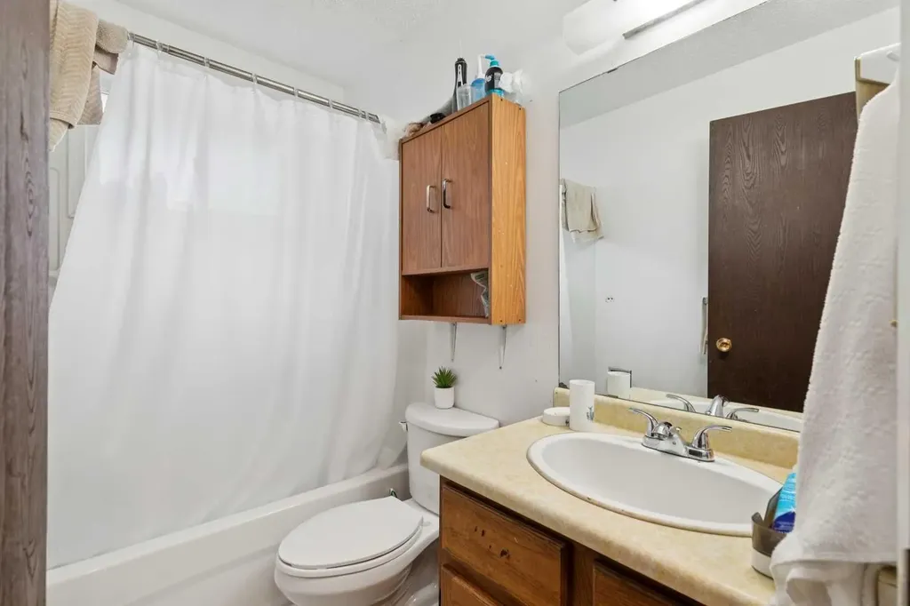 612 13 Avenue NE Calgary AB T2E 1C6