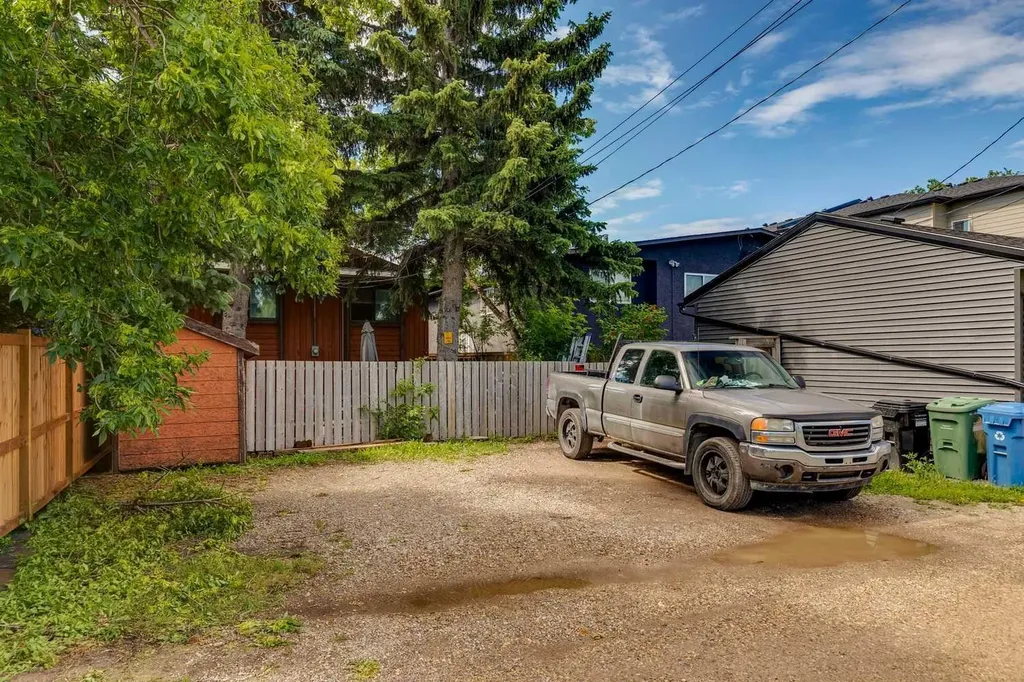 612 13 Avenue NE Calgary AB T2E 1C6