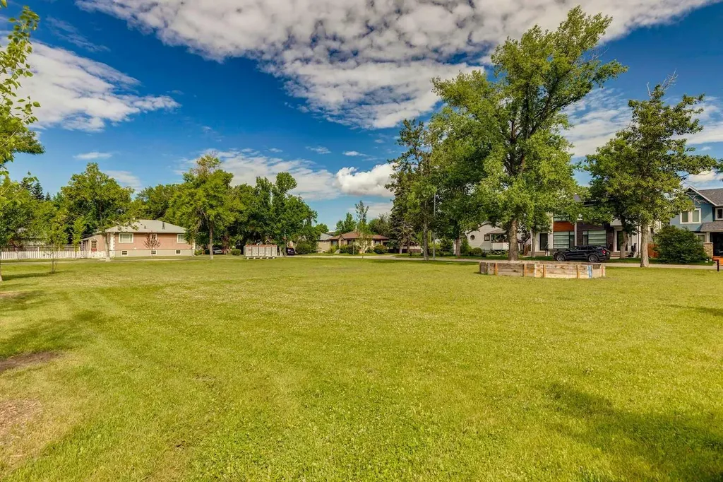 612 13 Avenue NE Calgary AB T2E 1C6