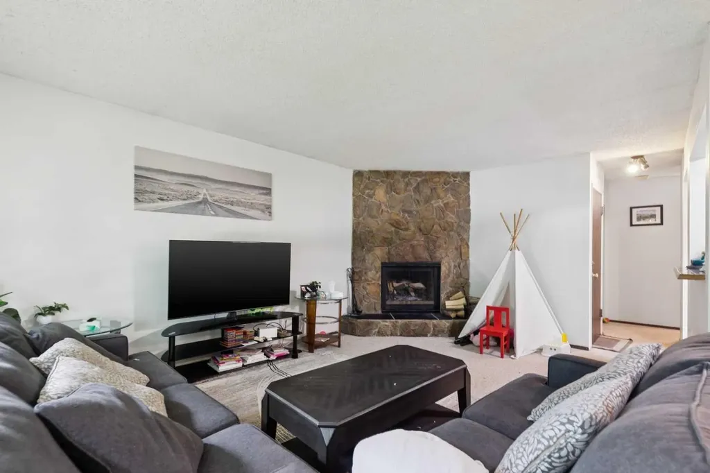 612 13 Avenue NE Calgary AB T2E 1C6