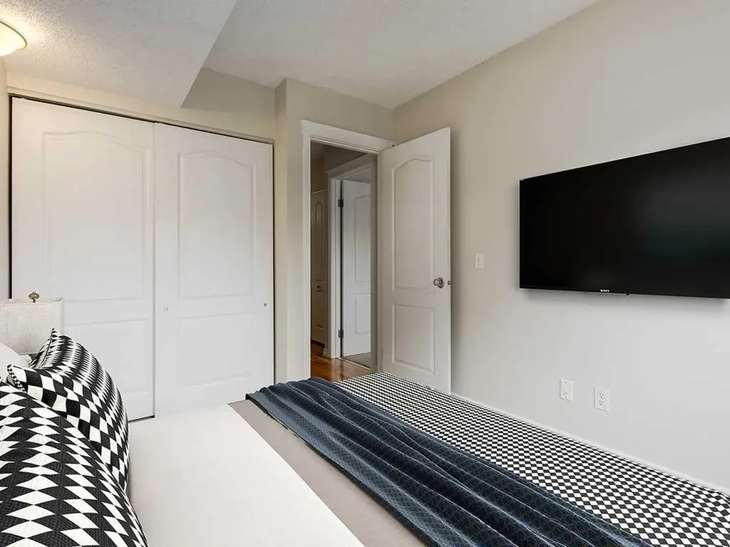 1540 29 Street NW Calgary AB T2R 0B3