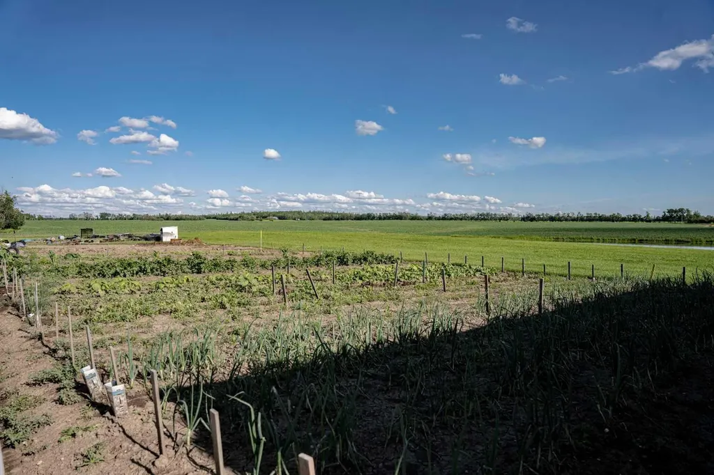 85027 Highway 688 Rural Northern Sunrise County AB T0H3B0