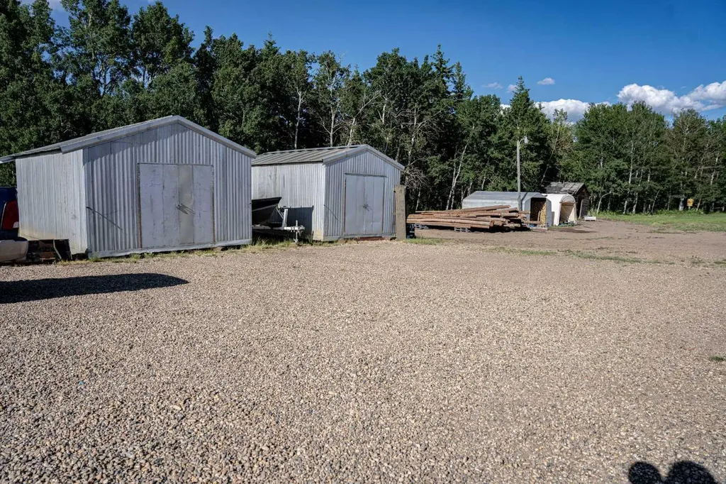 85027 Highway 688 Rural Northern Sunrise County AB T0H3B0