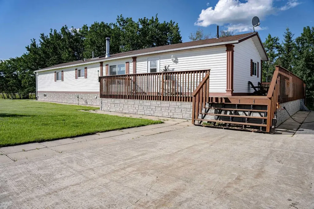 85027 Highway 688 Rural Northern Sunrise County AB T0H3B0