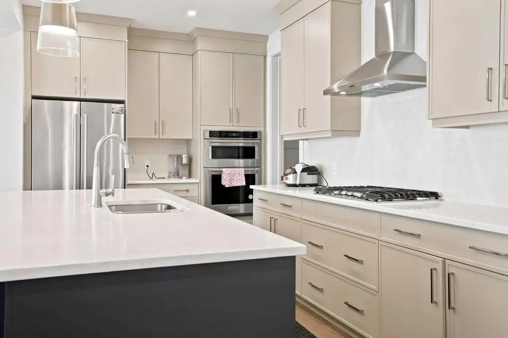 7164 11 Avenue SW Calgary AB T3H 3V5