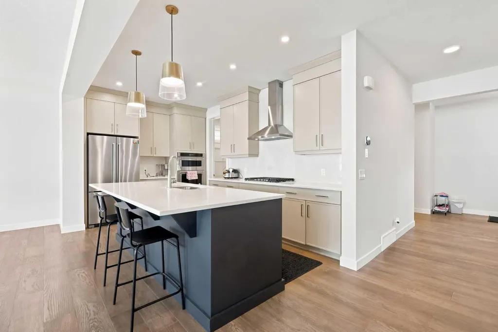 7164 11 Avenue SW Calgary AB T3H 3V5