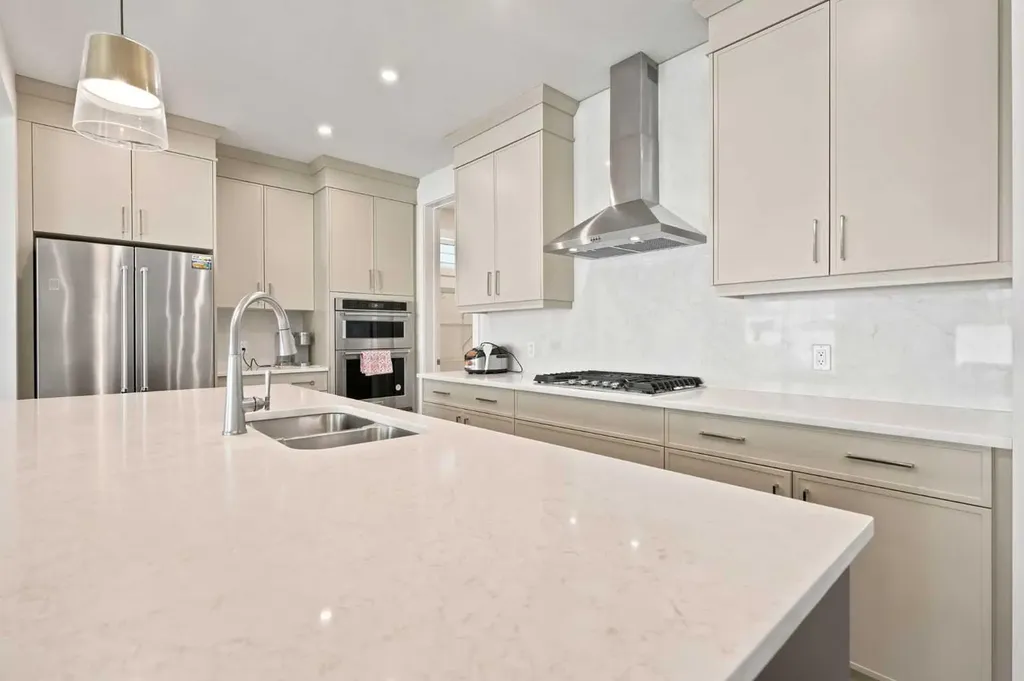 7164 11 Avenue SW Calgary AB T3H 3V5
