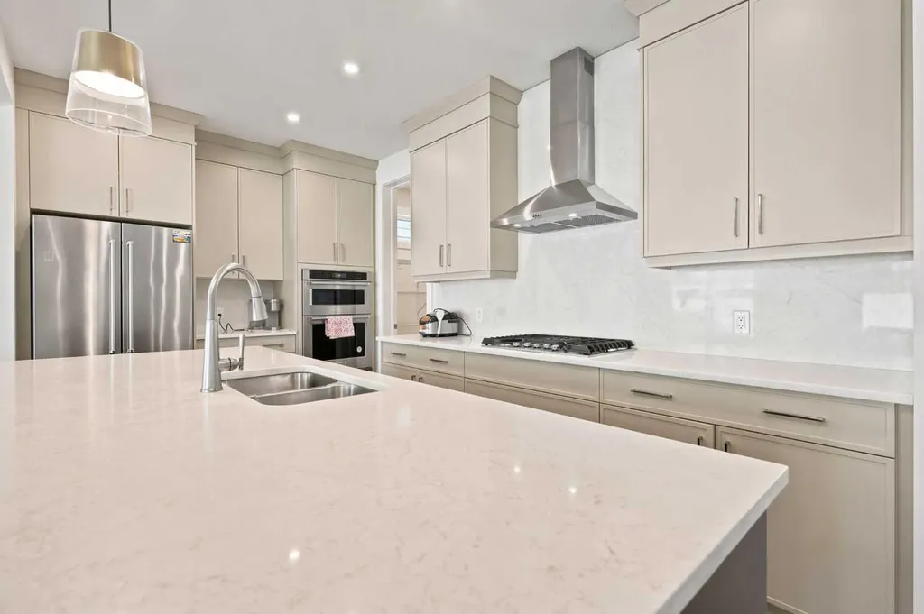 7164 11 Avenue SW Calgary AB T3H 3V5