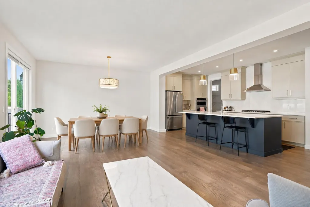 7164 11 Avenue SW Calgary AB T3H 3V5