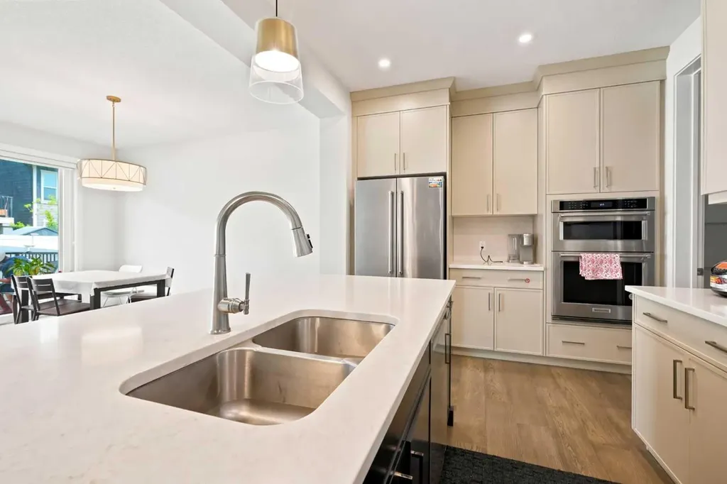 7164 11 Avenue SW Calgary AB T3H 3V5