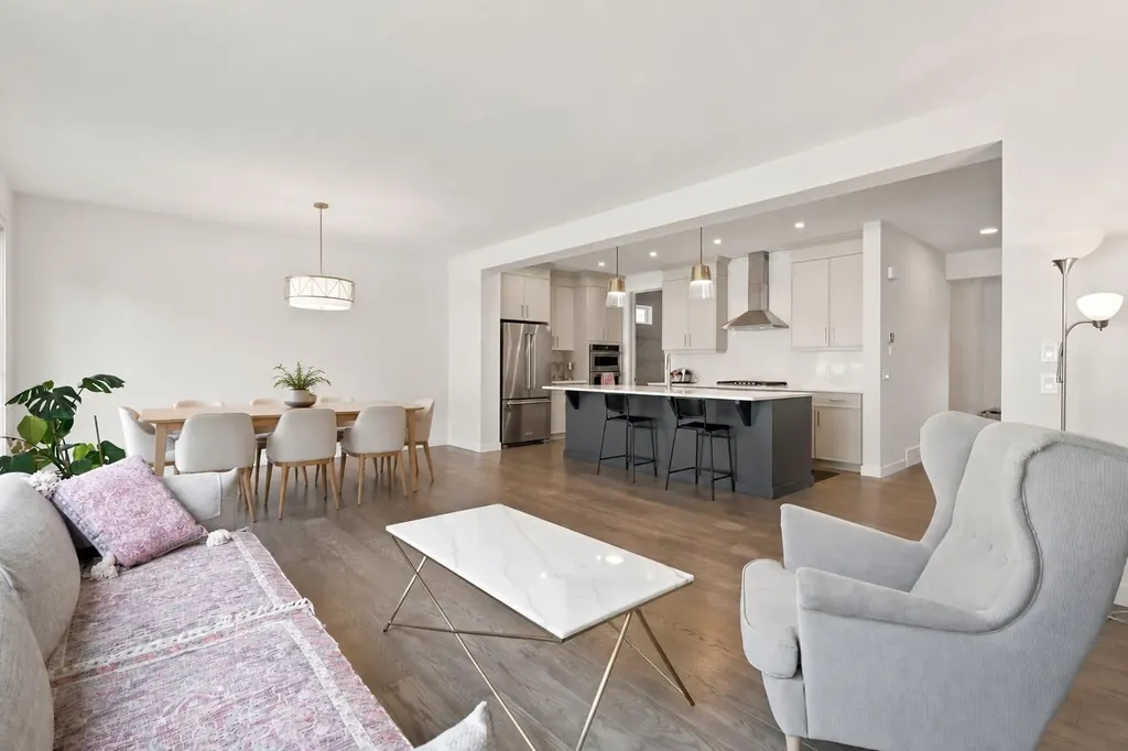 7164 11 Avenue SW Calgary AB T3H 3V5