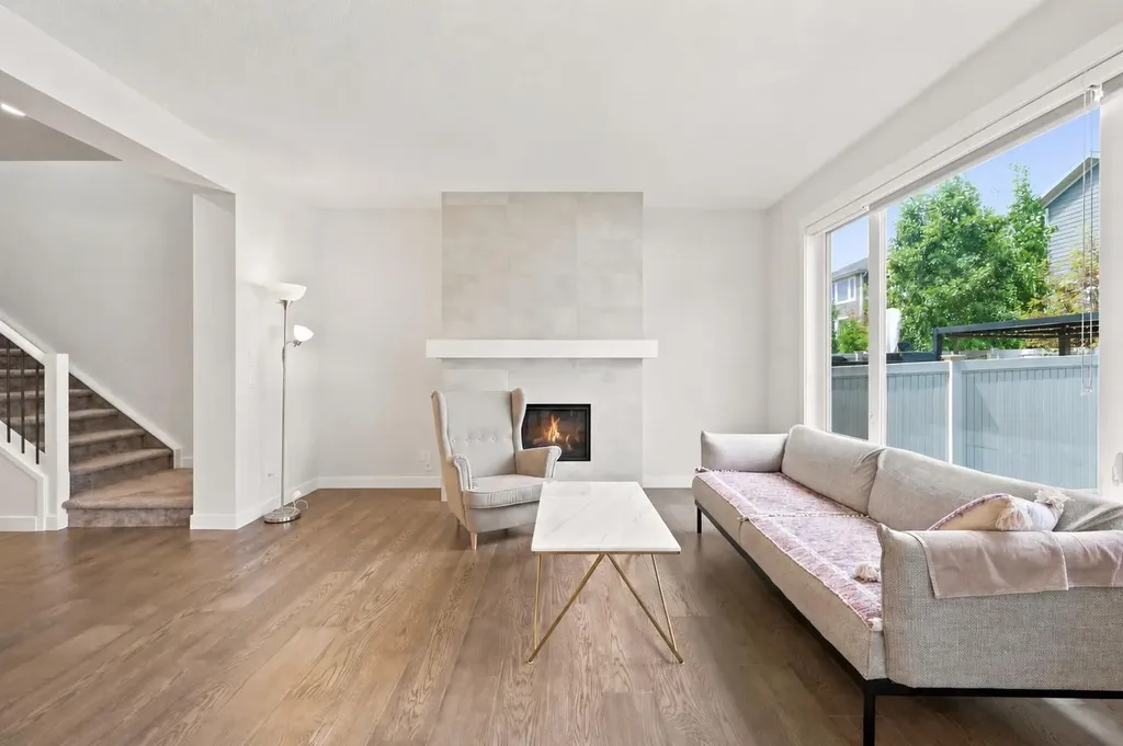 7164 11 Avenue SW Calgary AB T3H 3V5