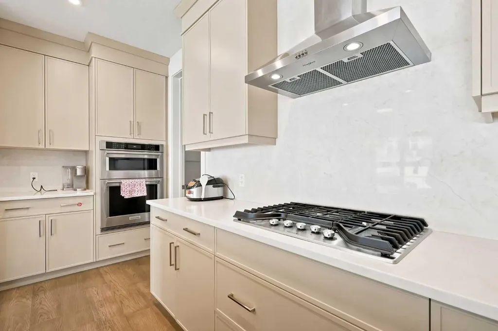 7164 11 Avenue SW Calgary AB T3H 3V5