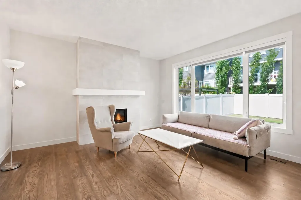7164 11 Avenue SW Calgary AB T3H 3V5