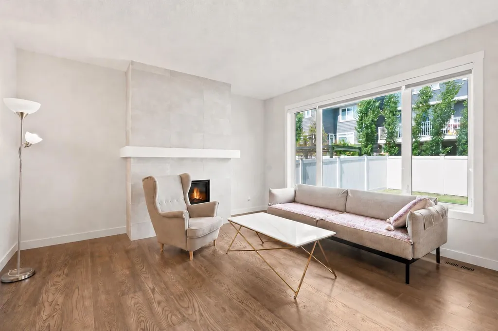 7164 11 Avenue SW Calgary AB T3H 3V5