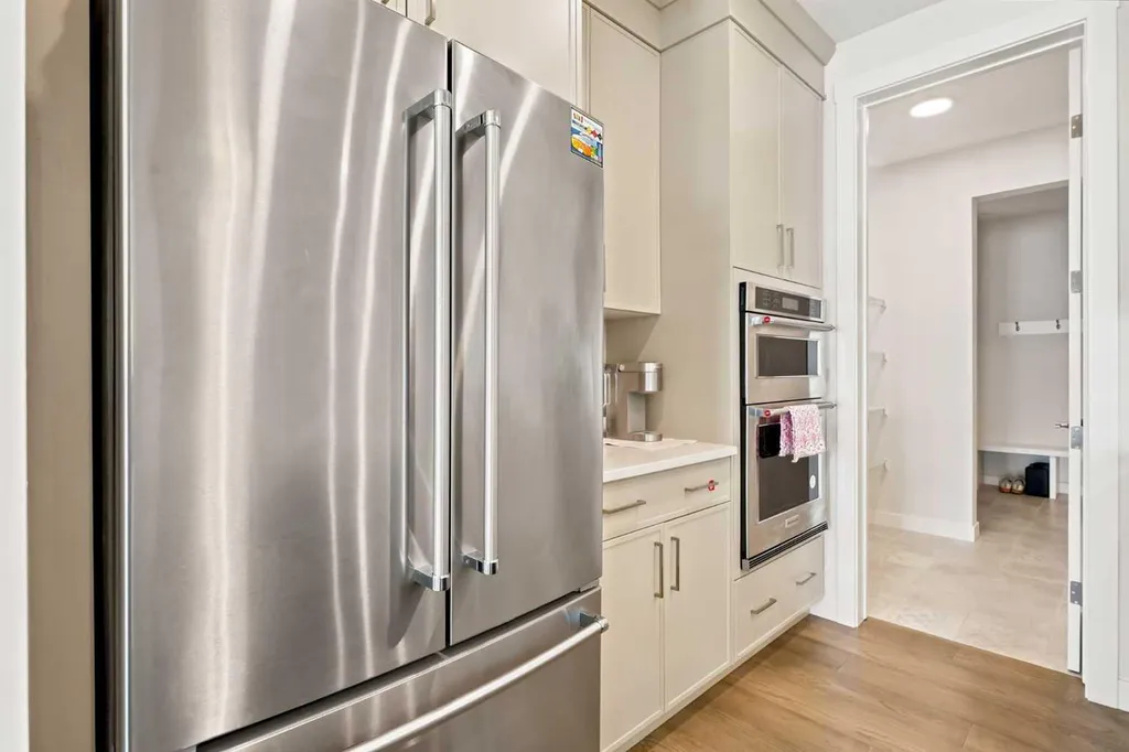 7164 11 Avenue SW Calgary AB T3H 3V5