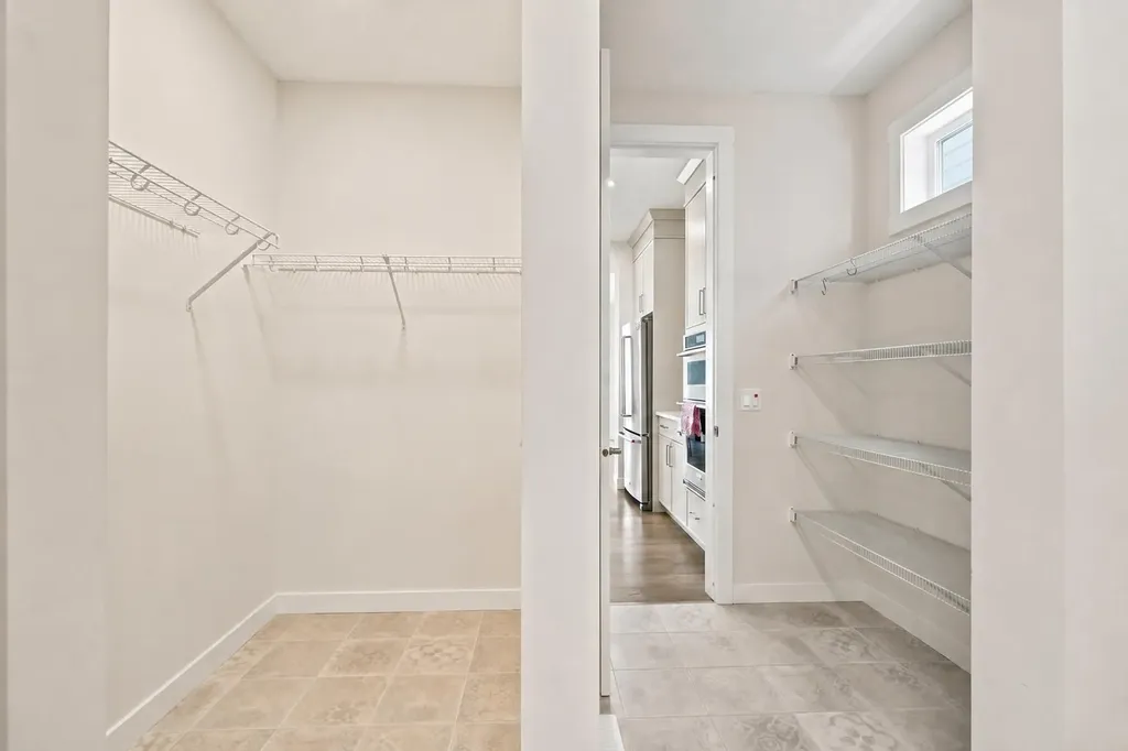 7164 11 Avenue SW Calgary AB T3H 3V5