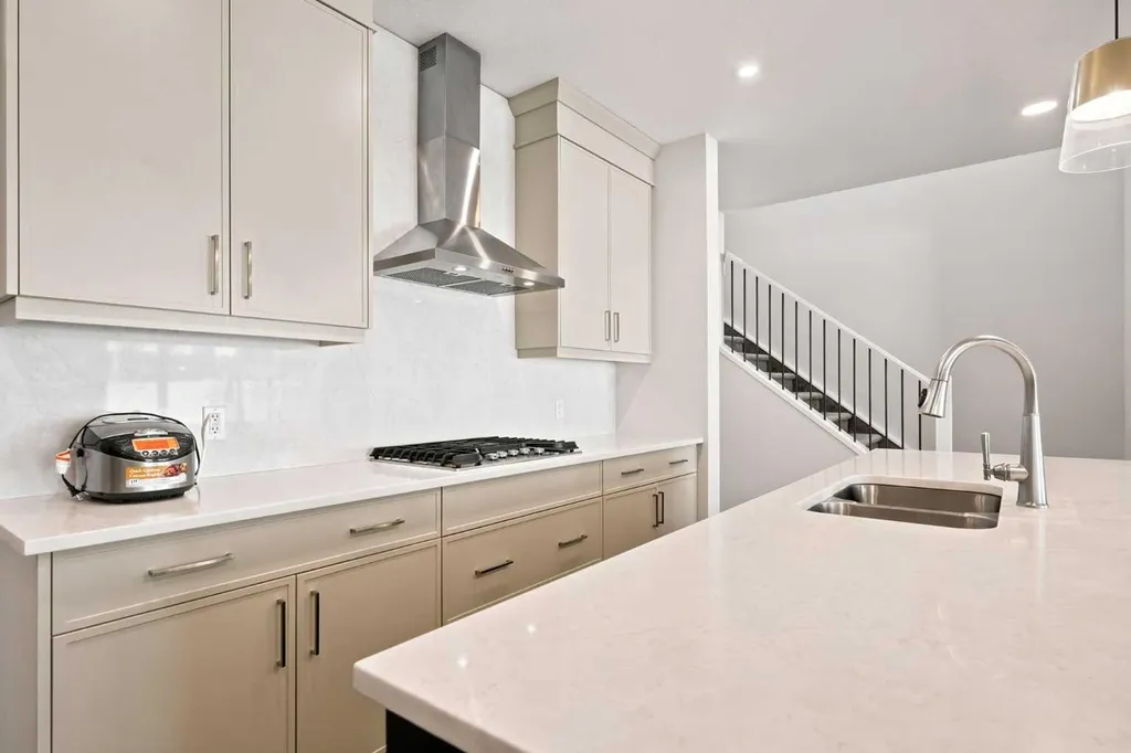 7164 11 Avenue SW Calgary AB T3H 3V5