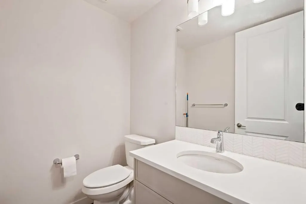 7164 11 Avenue SW Calgary AB T3H 3V5
