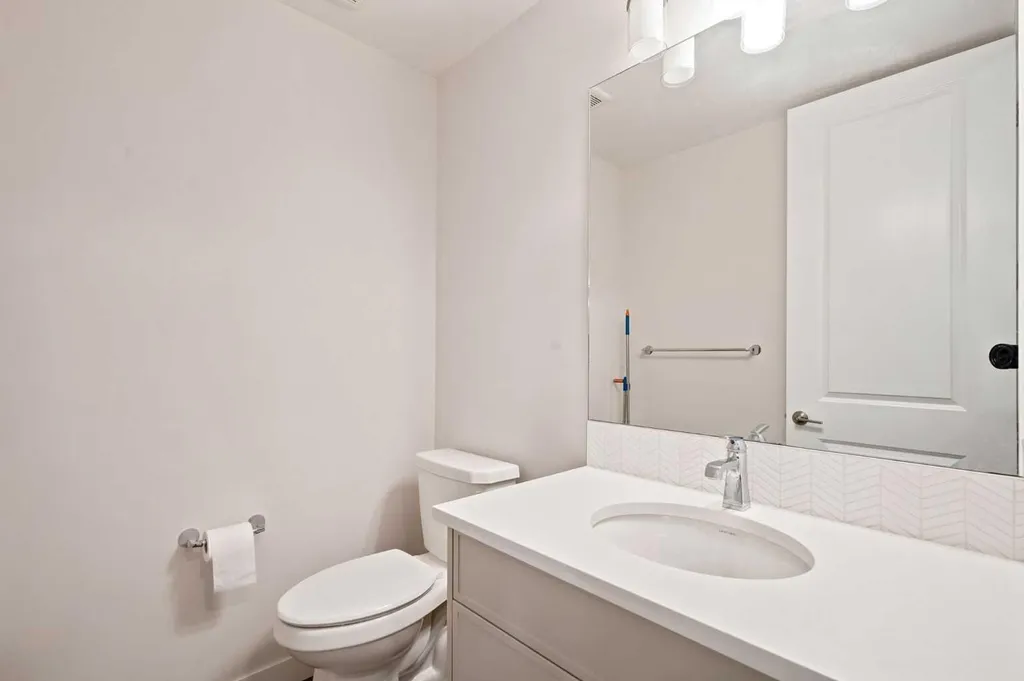 7164 11 Avenue SW Calgary AB T3H 3V5