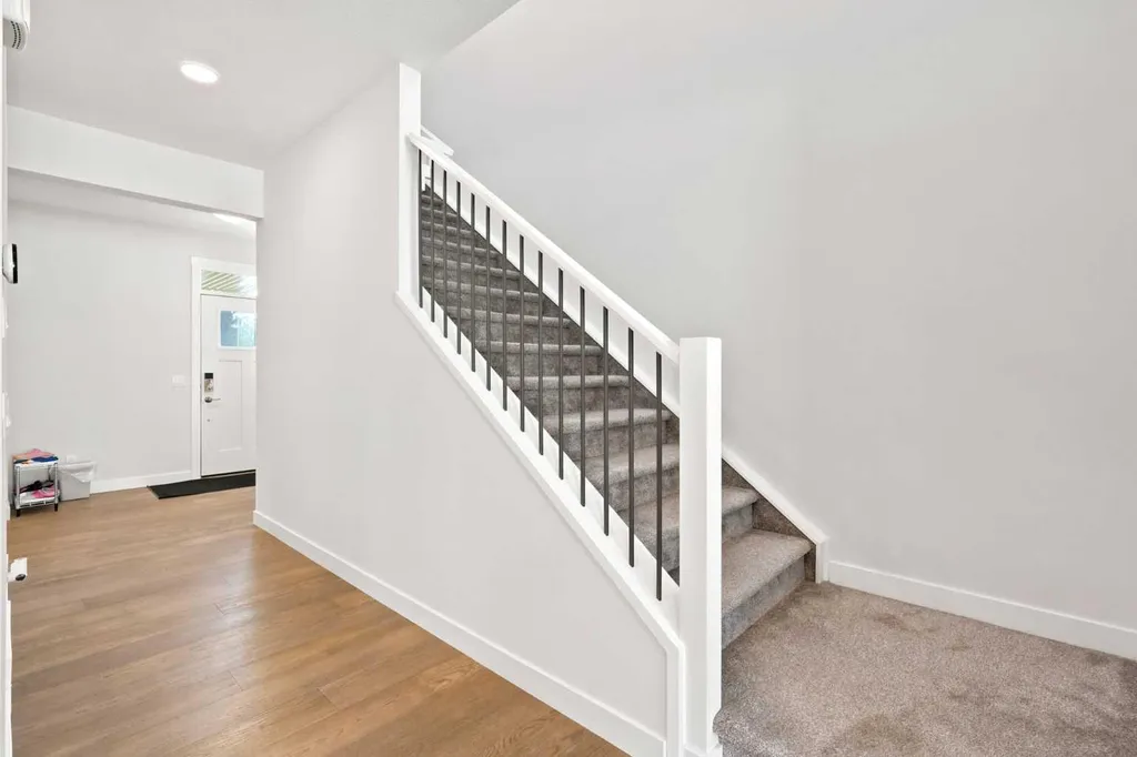 7164 11 Avenue SW Calgary AB T3H 3V5