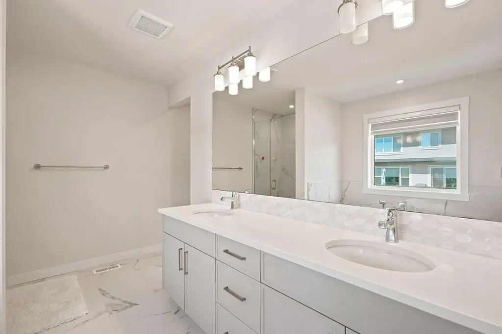 7164 11 Avenue SW Calgary AB T3H 3V5