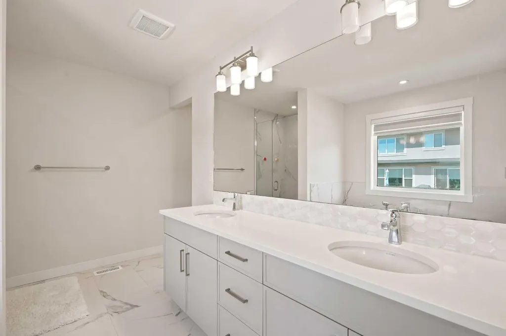 7164 11 Avenue SW Calgary AB T3H 3V5