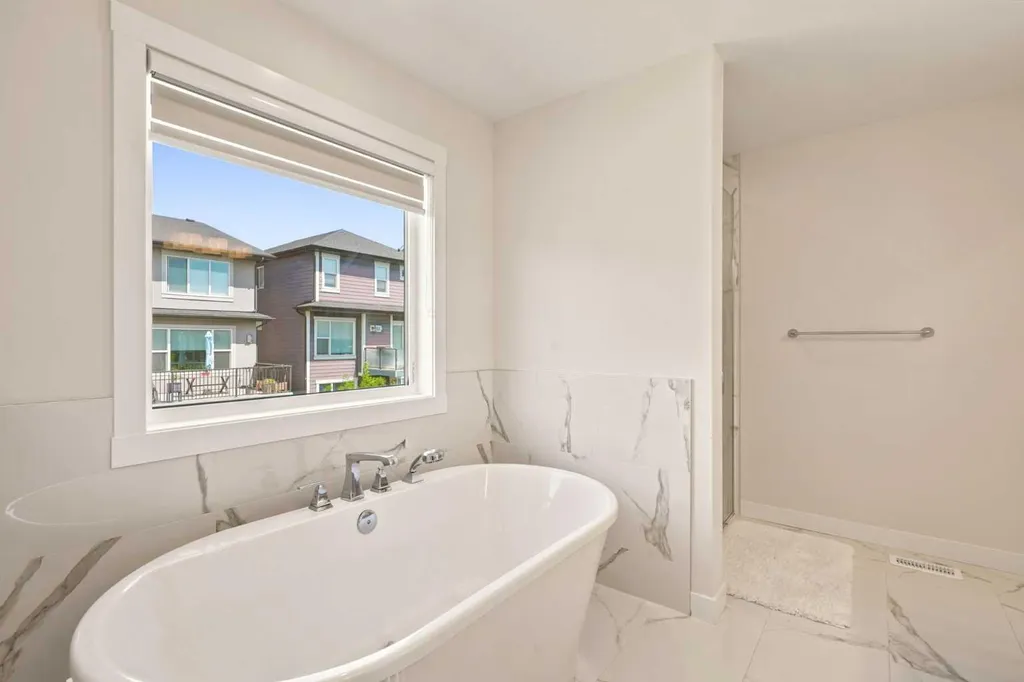 7164 11 Avenue SW Calgary AB T3H 3V5