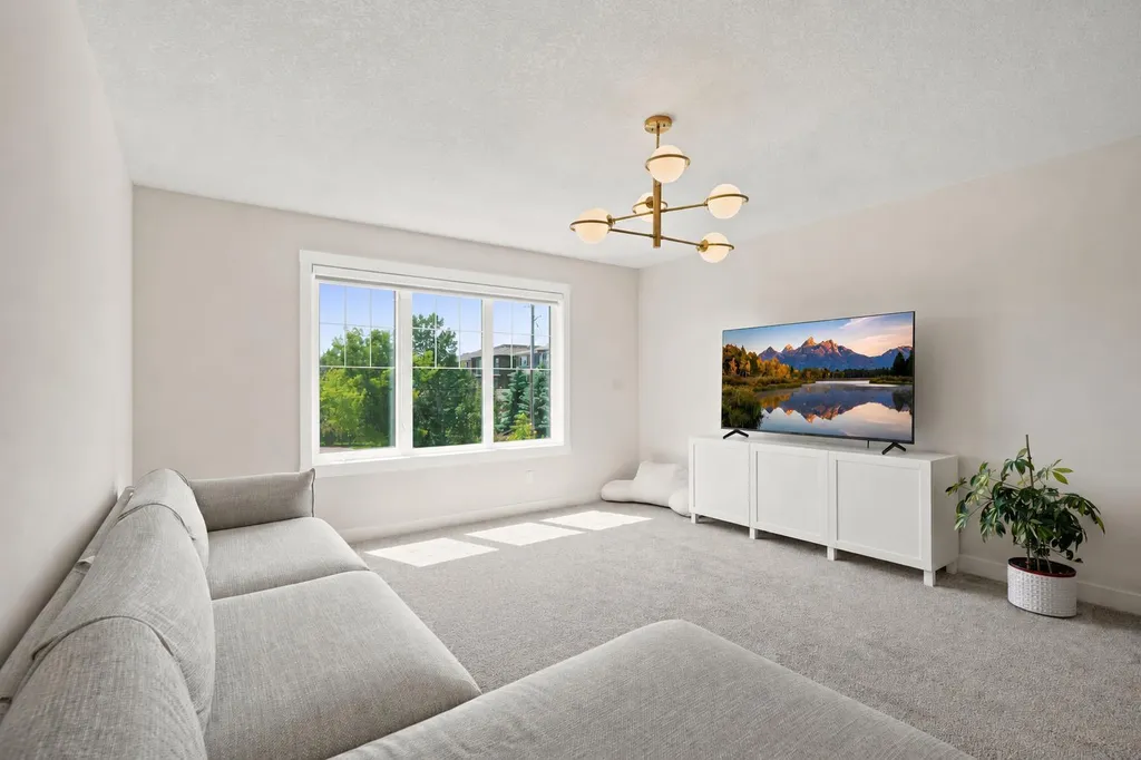 7164 11 Avenue SW Calgary AB T3H 3V5