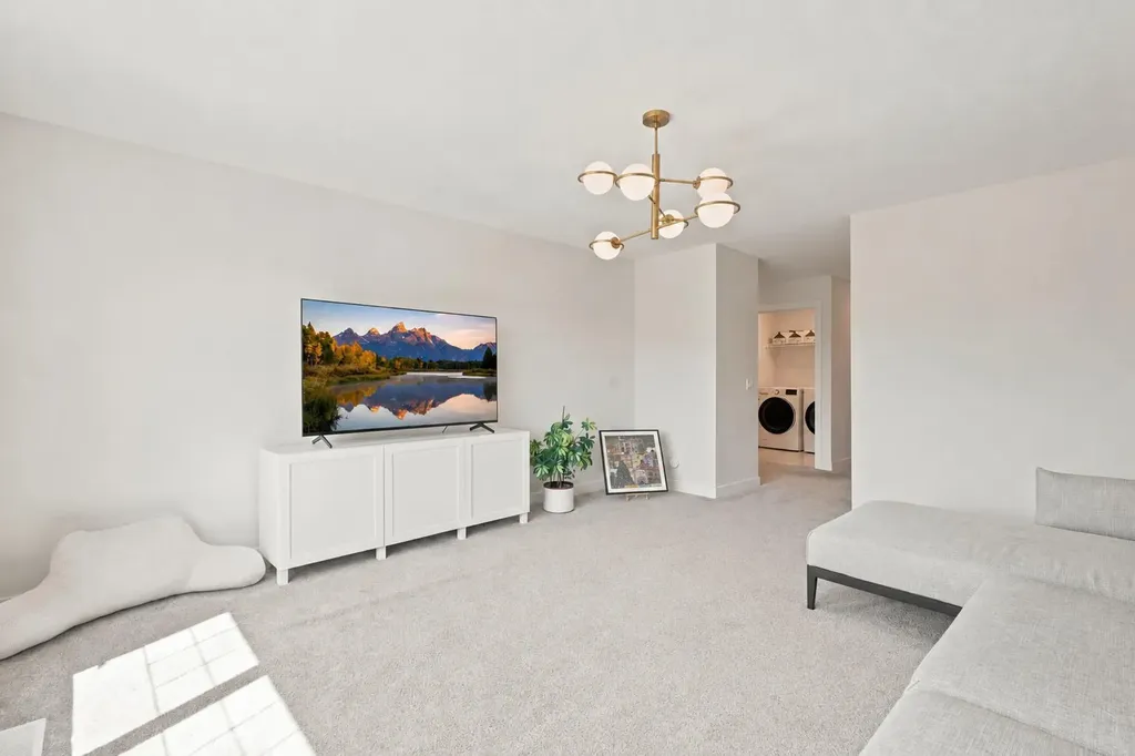 7164 11 Avenue SW Calgary AB T3H 3V5