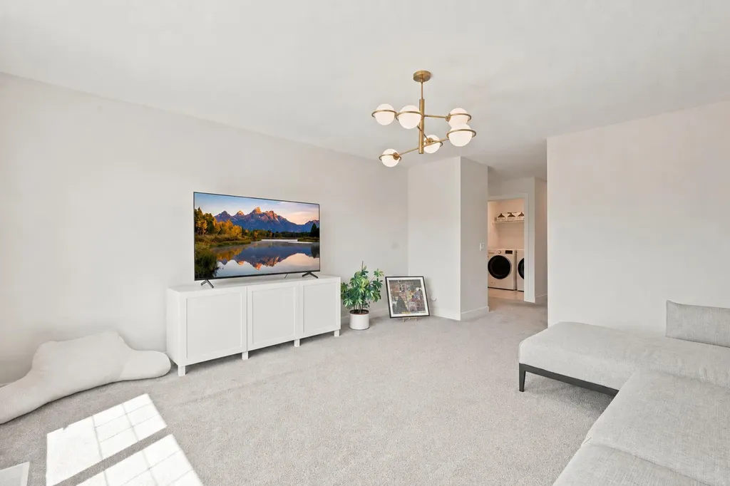 7164 11 Avenue SW Calgary AB T3H 3V5