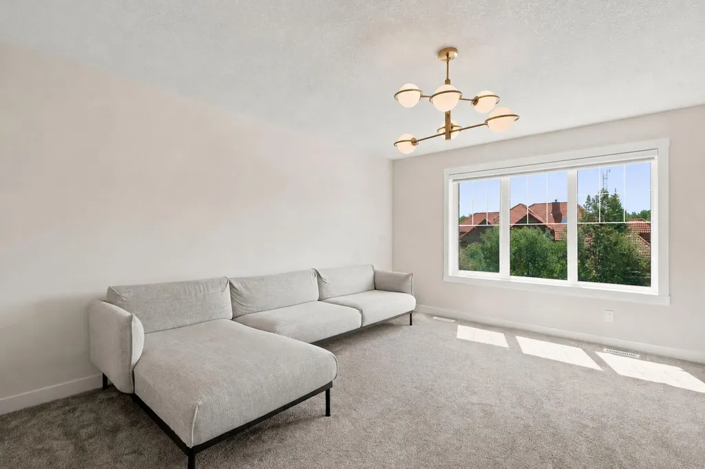 7164 11 Avenue SW Calgary AB T3H 3V5
