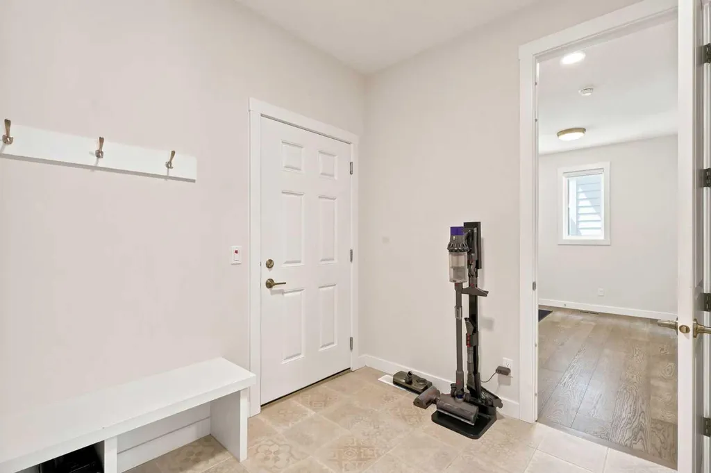 7164 11 Avenue SW Calgary AB T3H 3V5