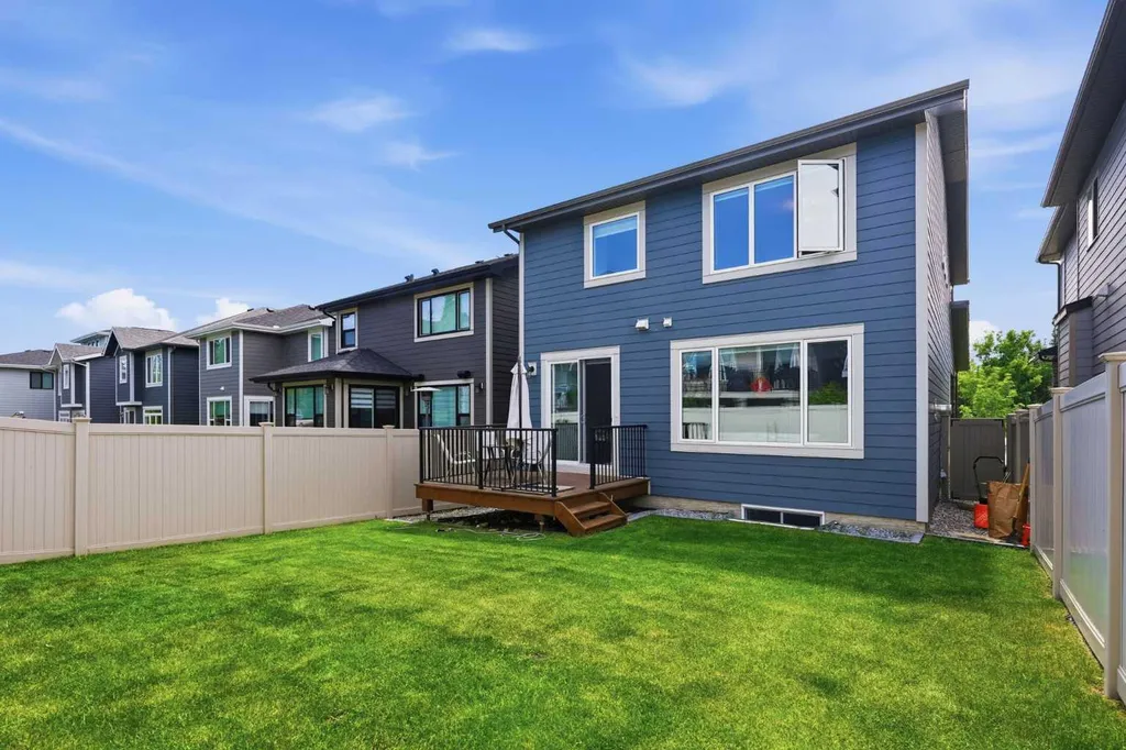 7164 11 Avenue SW Calgary AB T3H 3V5