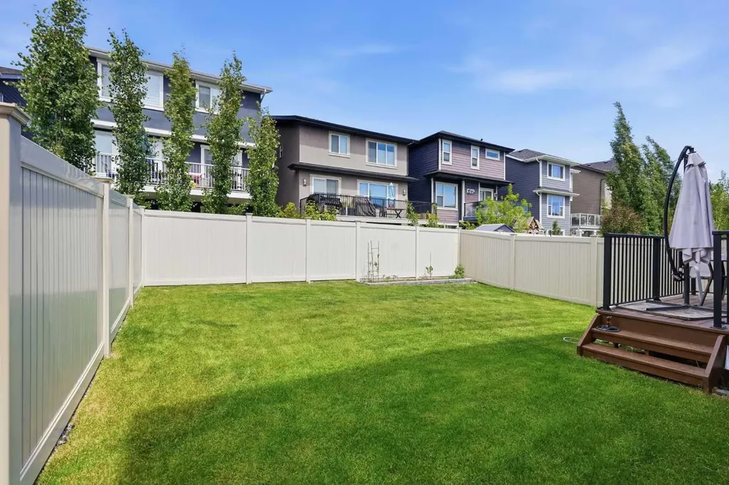 7164 11 Avenue SW Calgary AB T3H 3V5
