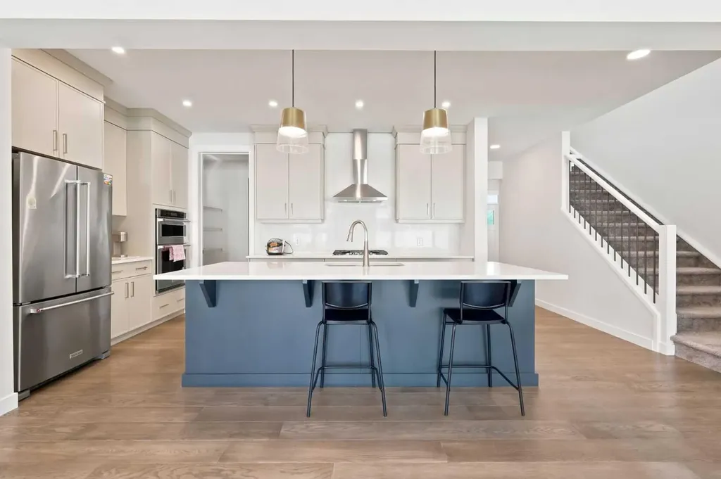 7164 11 Avenue SW Calgary AB T3H 3V5