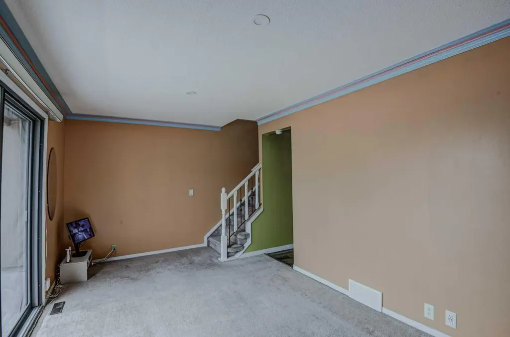 1055 72 Avenue NW Calgary AB T2K 5S4