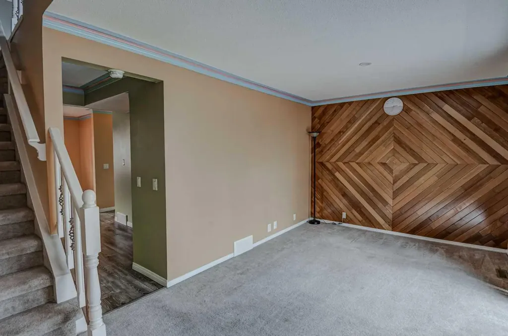 1055 72 Avenue NW Calgary AB T2K 5S4