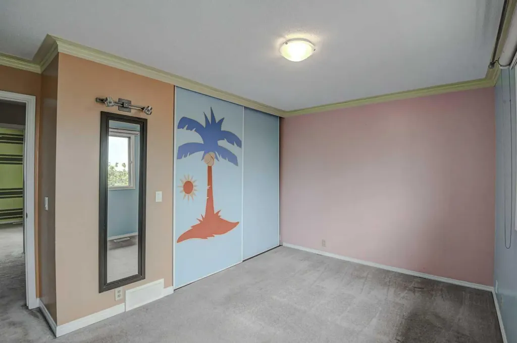 1055 72 Avenue NW Calgary AB T2K 5S4