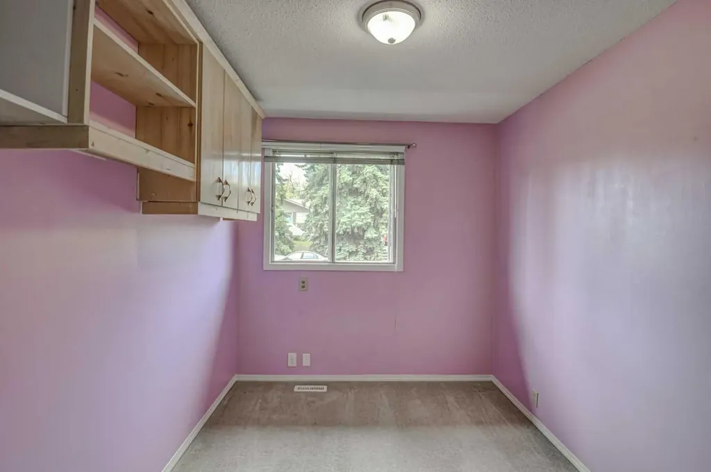 1055 72 Avenue NW Calgary AB T2K 5S4