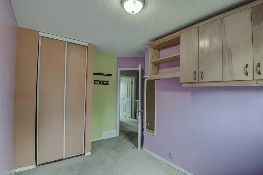1055 72 Avenue NW Calgary AB T2K 5S4