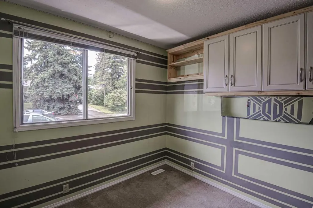 1055 72 Avenue NW Calgary AB T2K 5S4