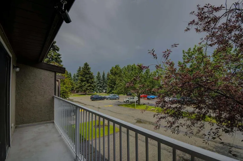 1055 72 Avenue NW Calgary AB T2K 5S4